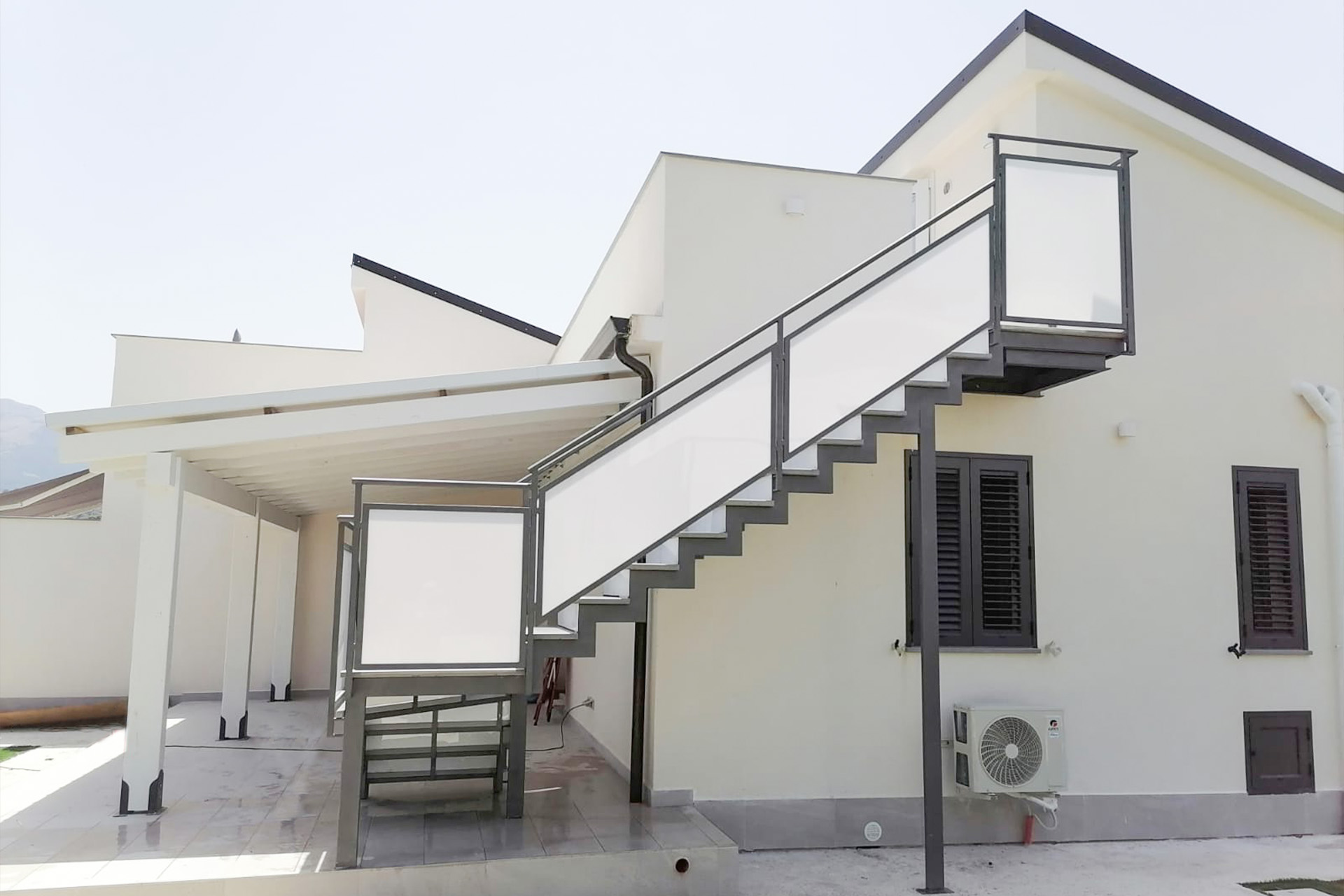 Progetti realizzati - Scala esterna in ferro e pannelli in policarbonato - Arte in ferro a Lascari
