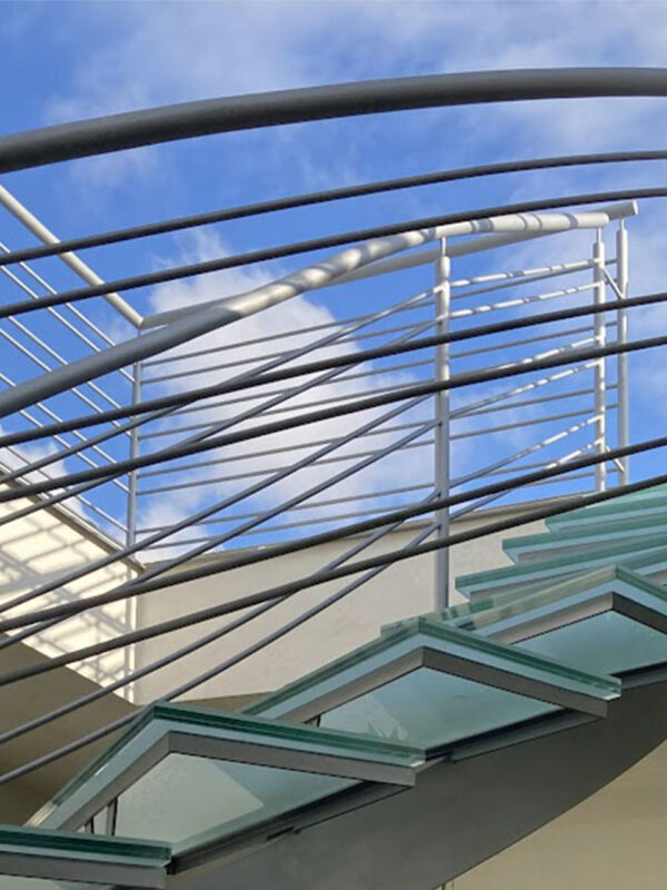 Scala sinusoidale in ferro zincato e vetro temperato
