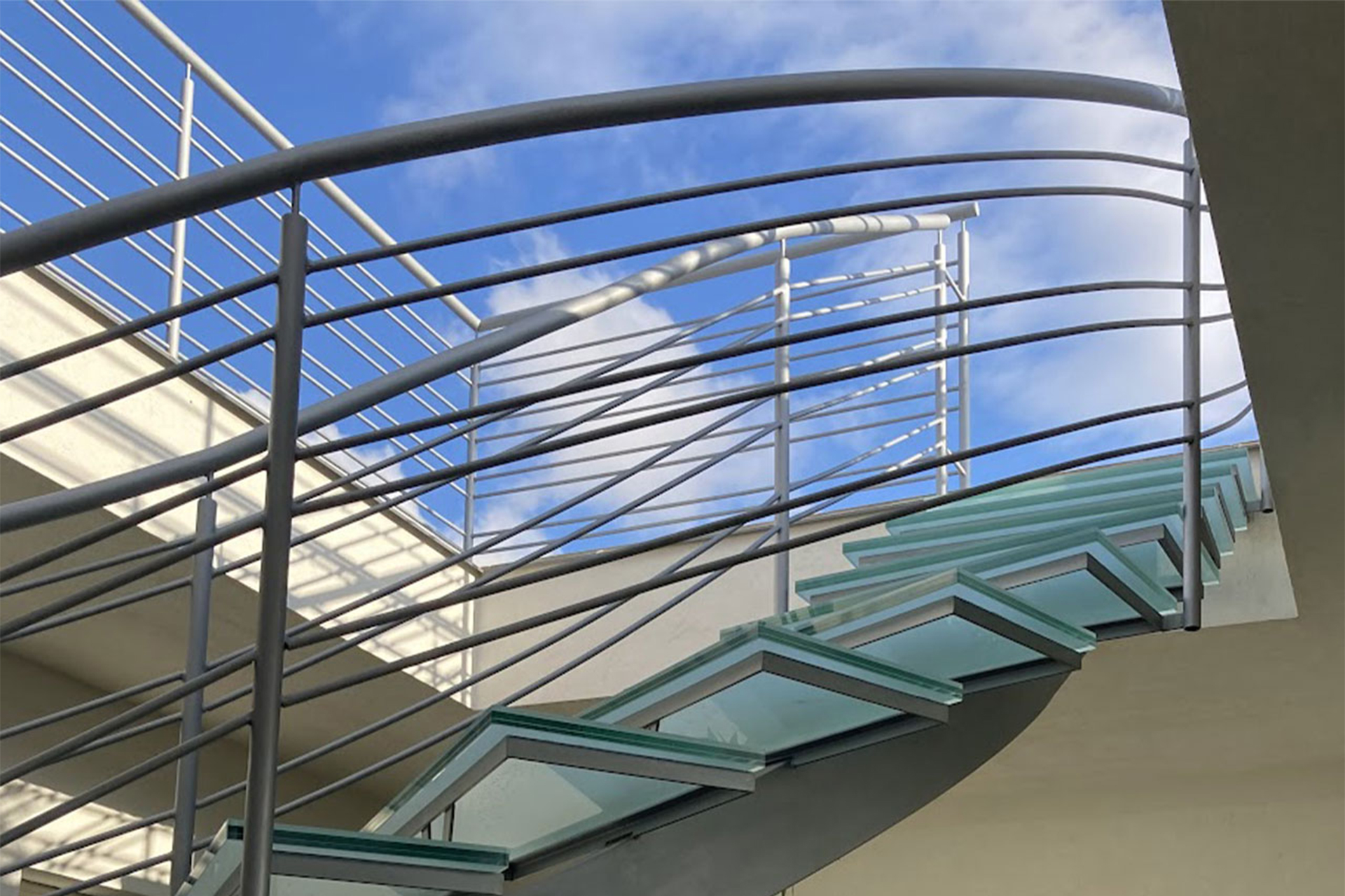 Scala sinusoidale in ferro zincato e vetro temperato