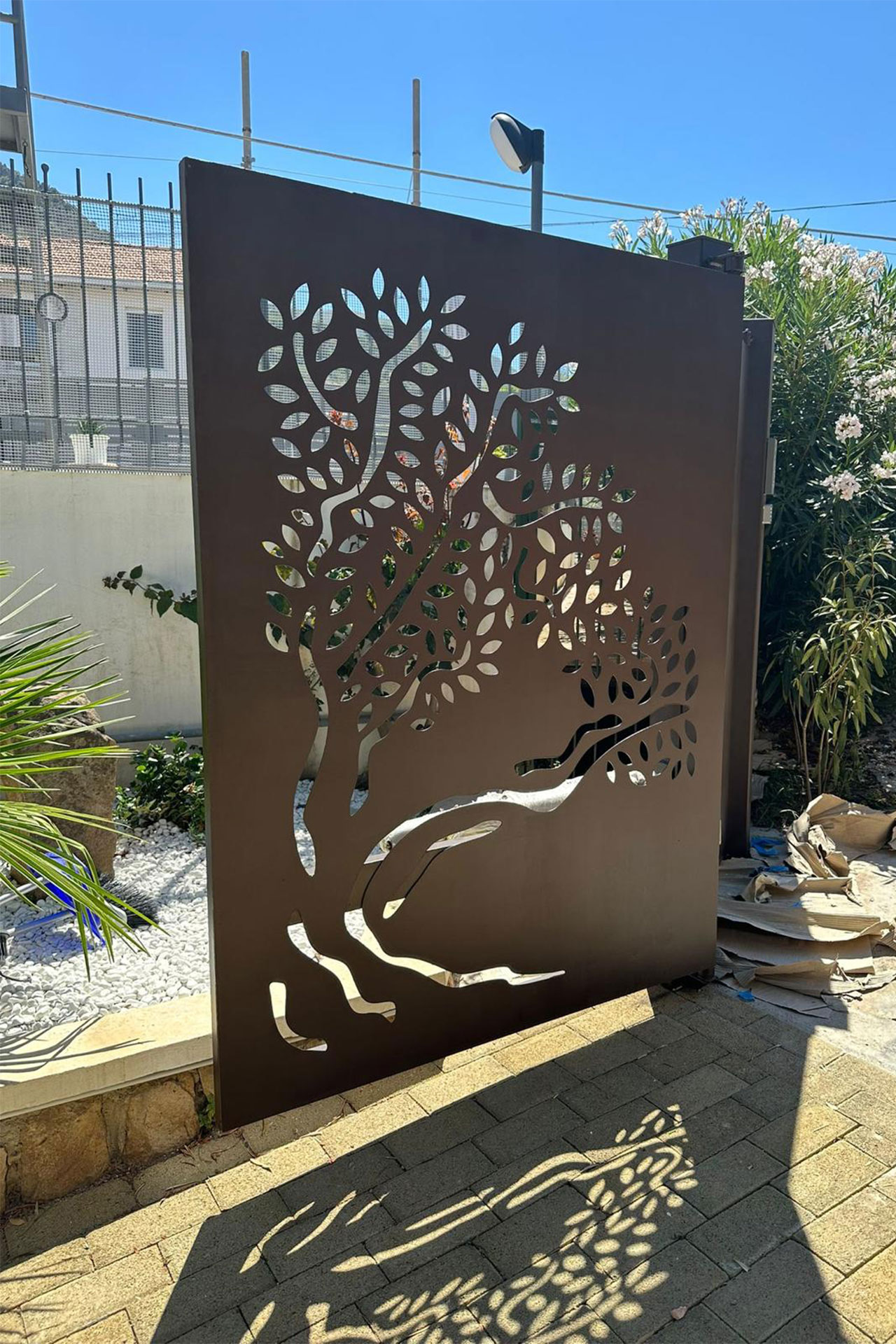 Cancello artistico in ferro con intaglio a forma di albero