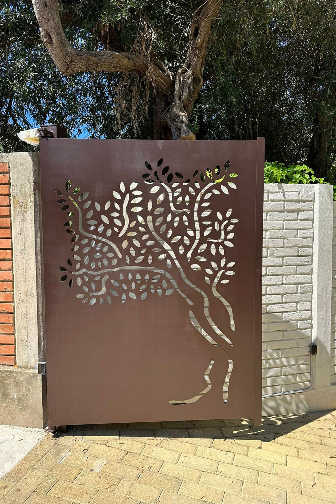 Cancello artistico in ferro con intaglio a forma di albero
