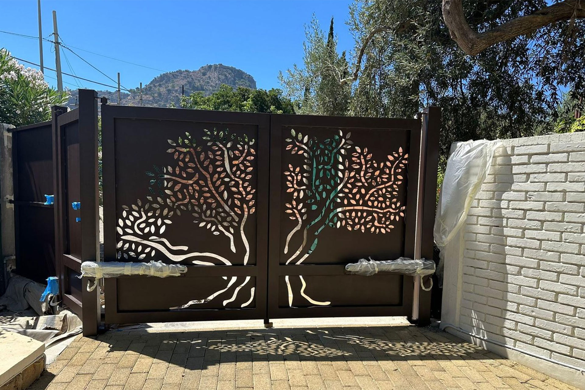 Cancello artistico in ferro con intaglio a forma di albero