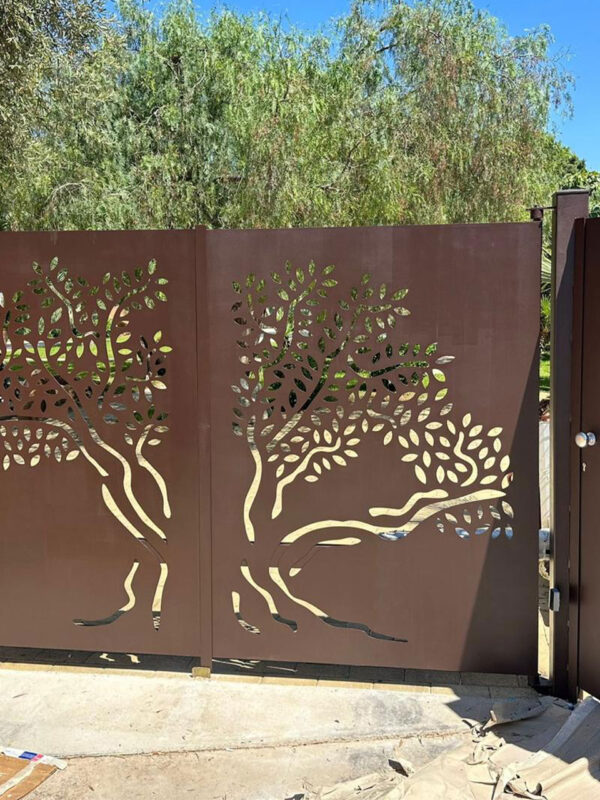 Cancello artistico in ferro con intaglio a forma di albero