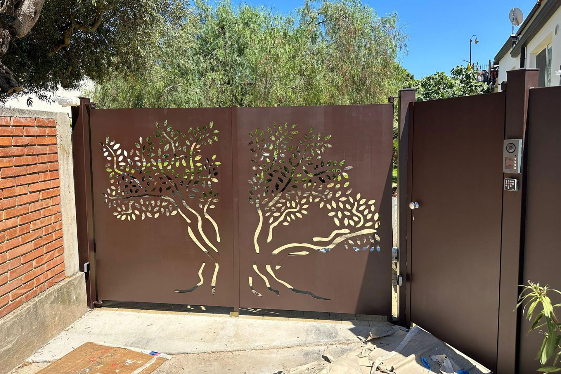 Cancello artistico in ferro con intaglio a forma di albero