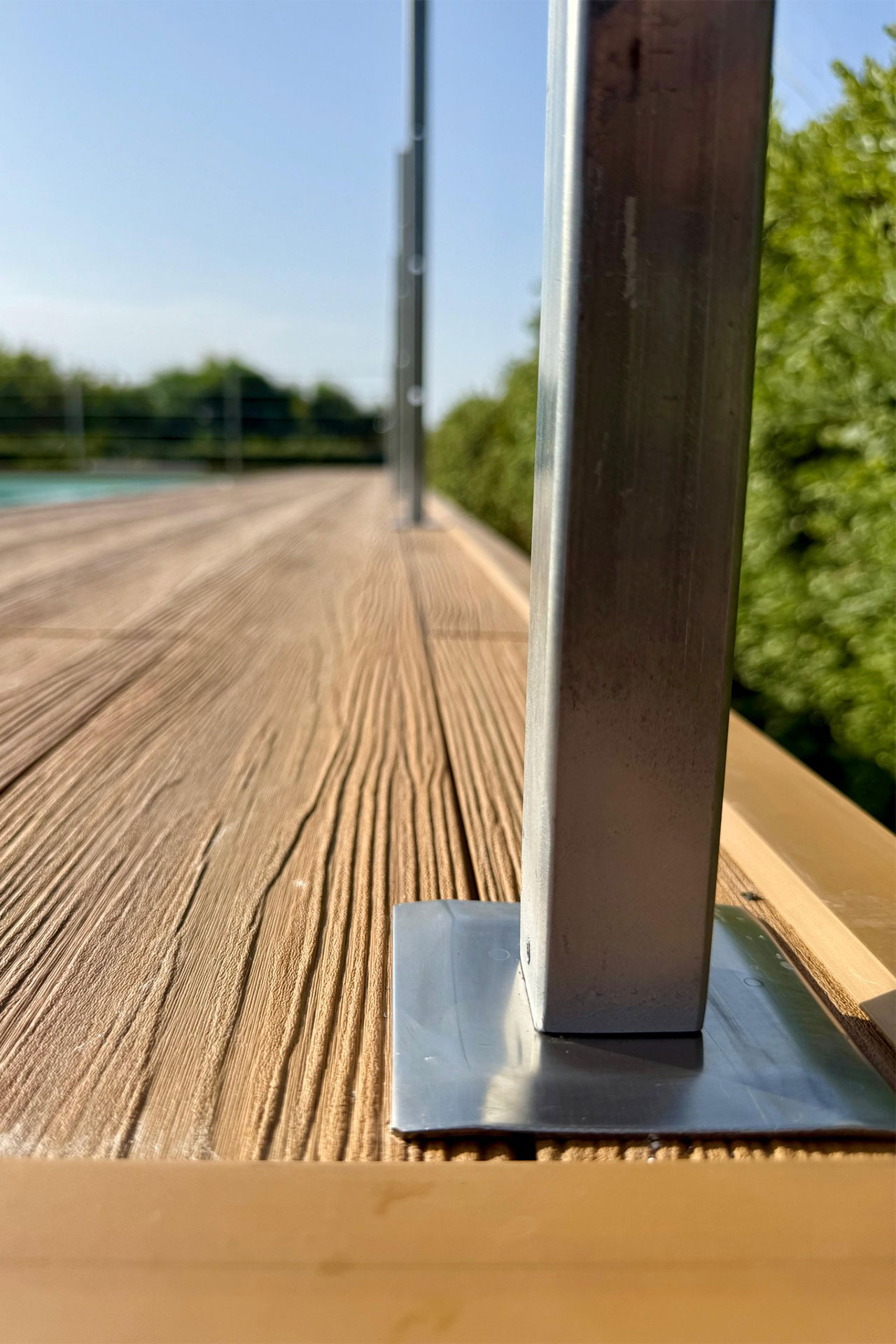 Ringhiera in ferro zincato per area piscina con decking