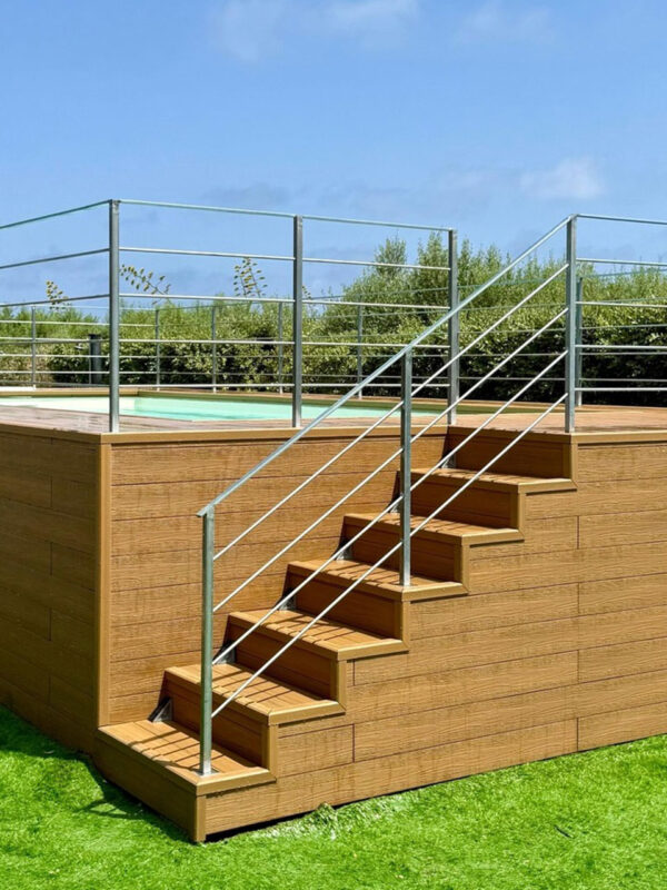 Ringhiera in ferro zincato per area piscina con decking