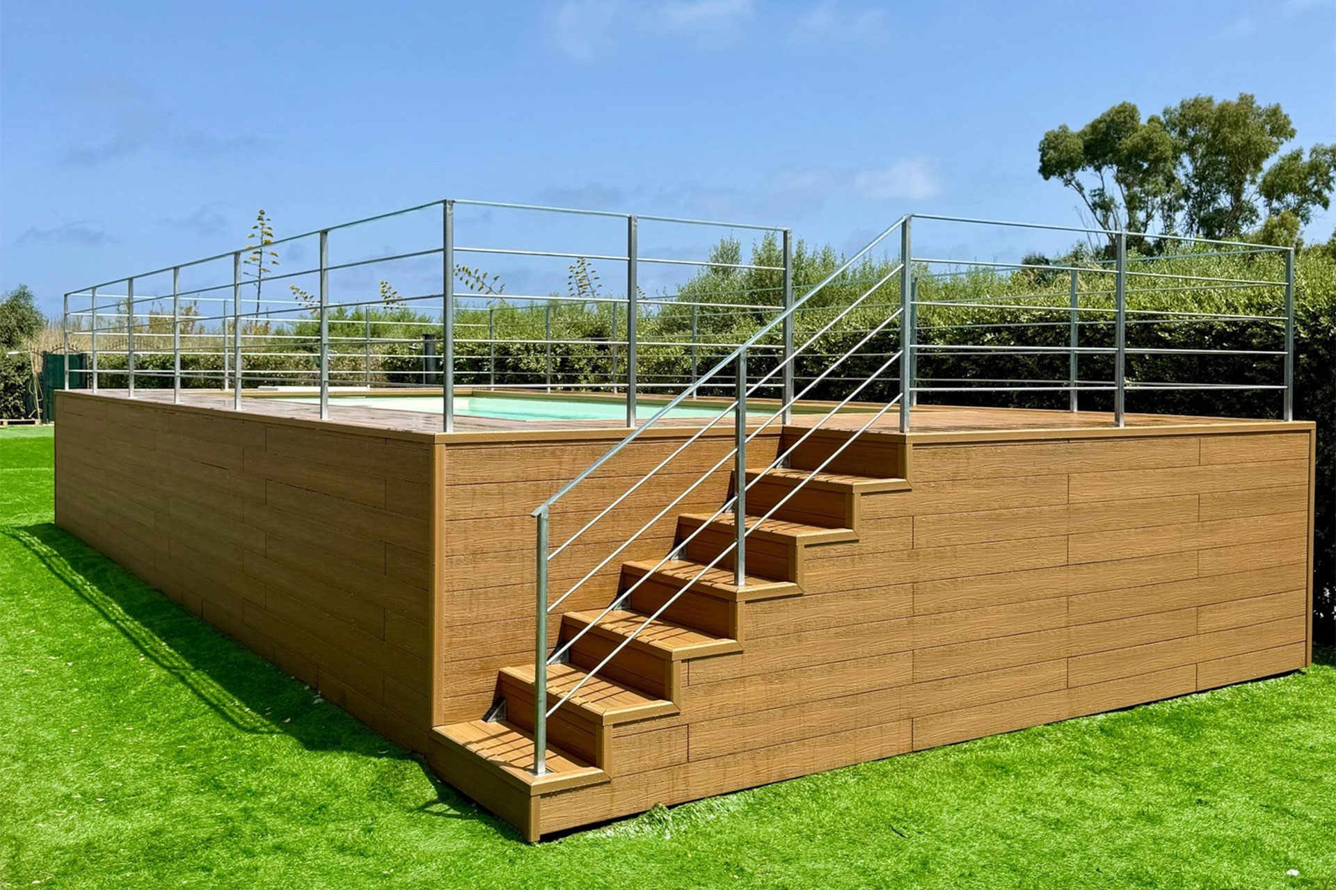 Ringhiera in ferro zincato per area piscina con decking