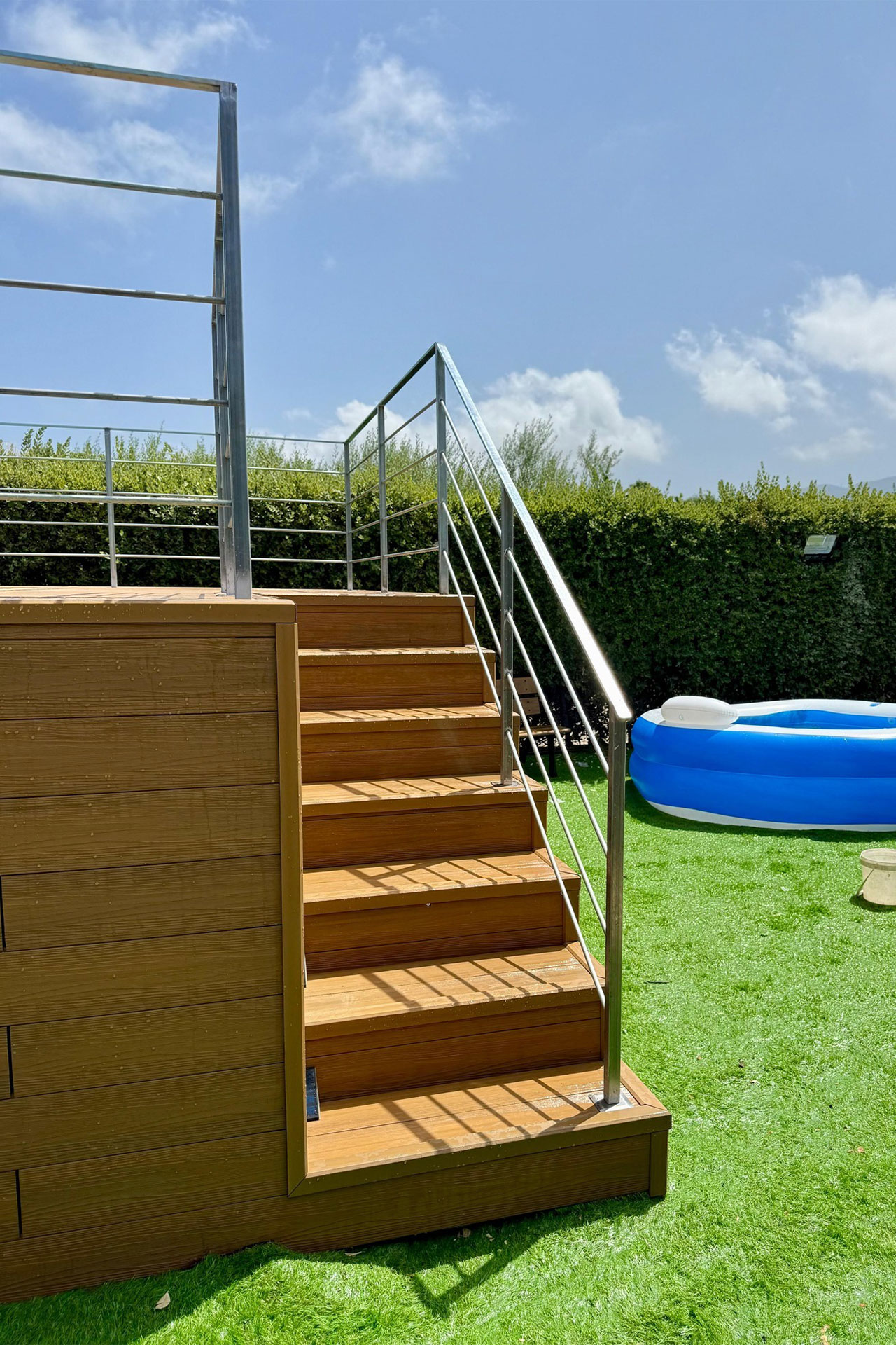 Ringhiera in ferro zincato per area piscina con decking