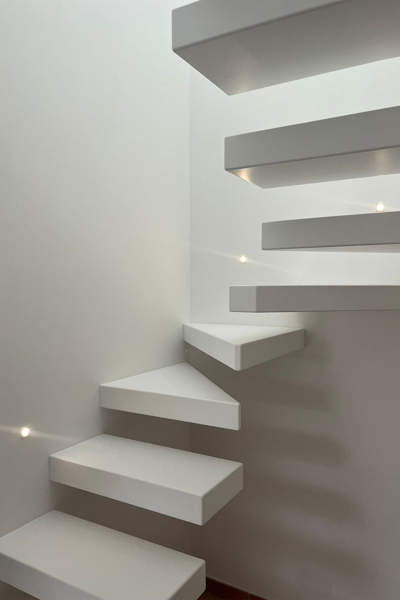 Scala a sbalzo in ferro e legno