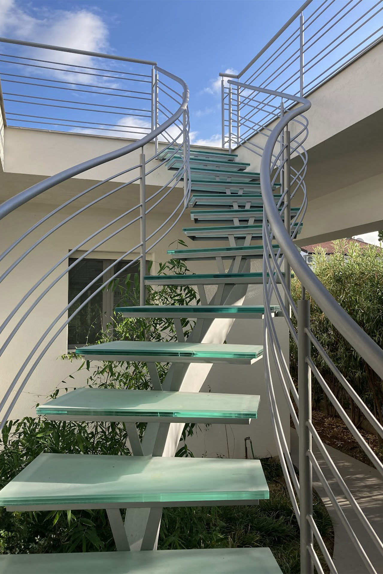 Scala sinusoidale in ferro zincato e vetro temperato