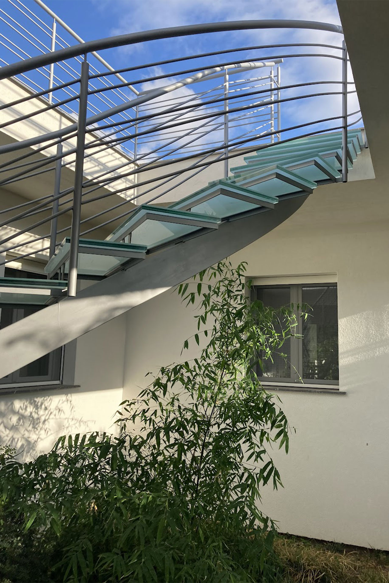 Scala sinusoidale in ferro zincato e vetro temperato