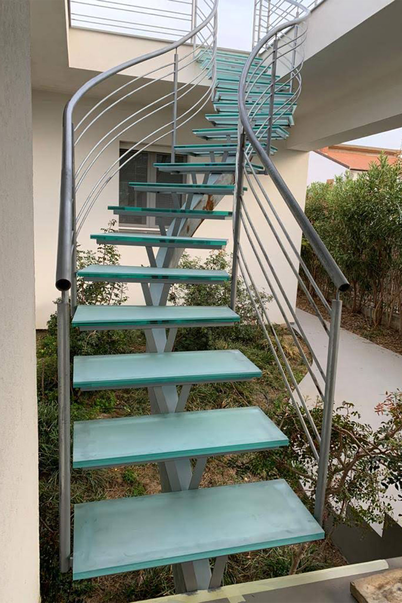 Scala sinusoidale in ferro zincato e vetro temperato