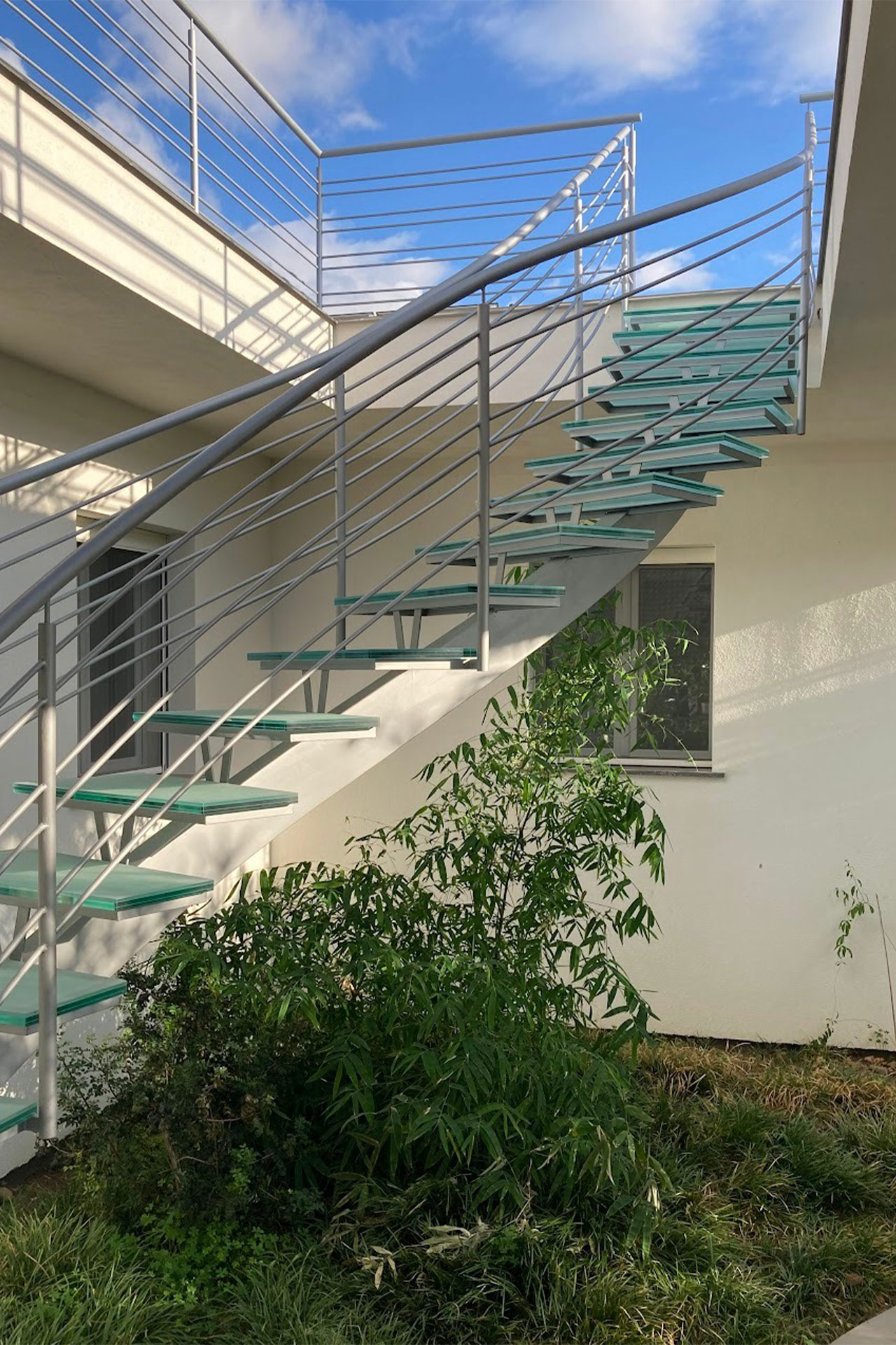 Scala sinusoidale in ferro zincato e vetro temperato