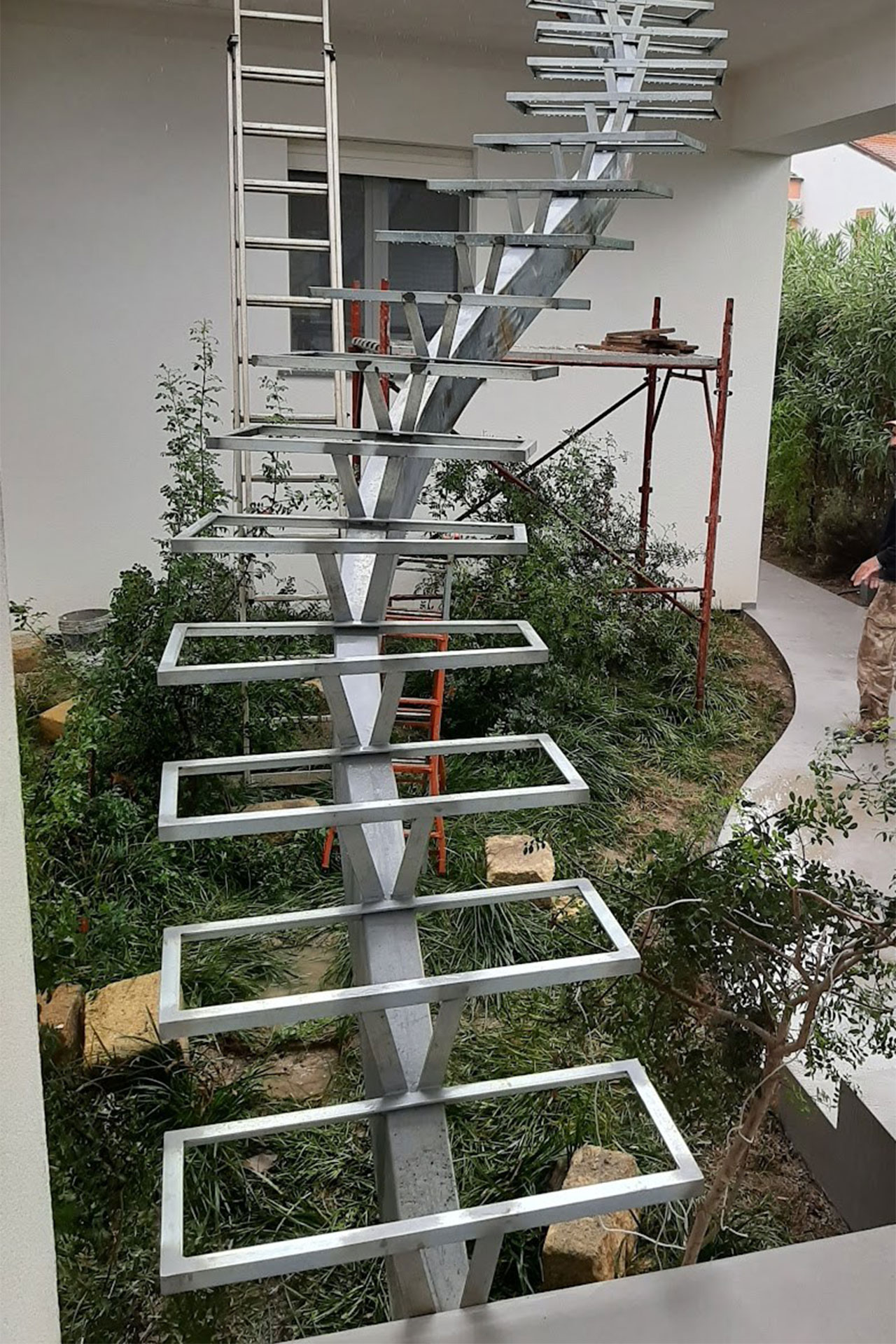 Scala sinusoidale in ferro zincato e vetro temperato all'aperto