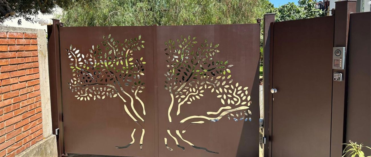 Cancello artistico in ferro con intaglio a forma di albero