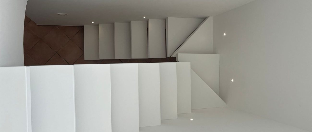 Scala a sbalzo in ferro e legno