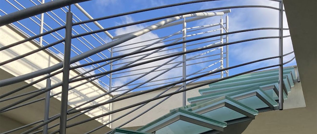 Scala sinusoidale in ferro zincato e vetro temperato